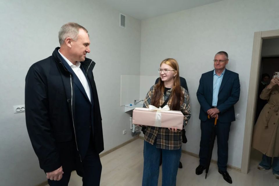 Губернатор Югры вручил ключи от новых квартир молодым урайцам Губернатор Югры вручил ключи от новых квартир молодым урайцам