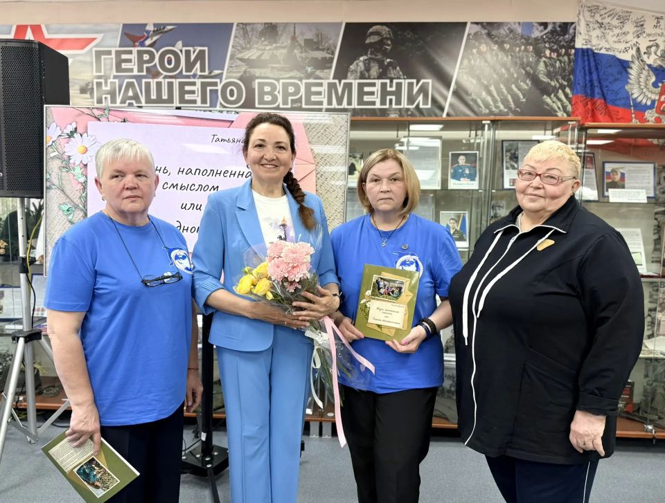 В Центральной городской библиотеке им. М.К. Анисимковой состоялась презентация книги писательницы Татьяны Думенко «Жизнь, наполненная смыслом, или Письма одноклассникам» В Центральной городской библиотеке им. М.К. Анисимковой состоялась презентация книги писательницы Татьяны Думенко «Жизнь, наполненная смыслом, или Письма одноклассникам»