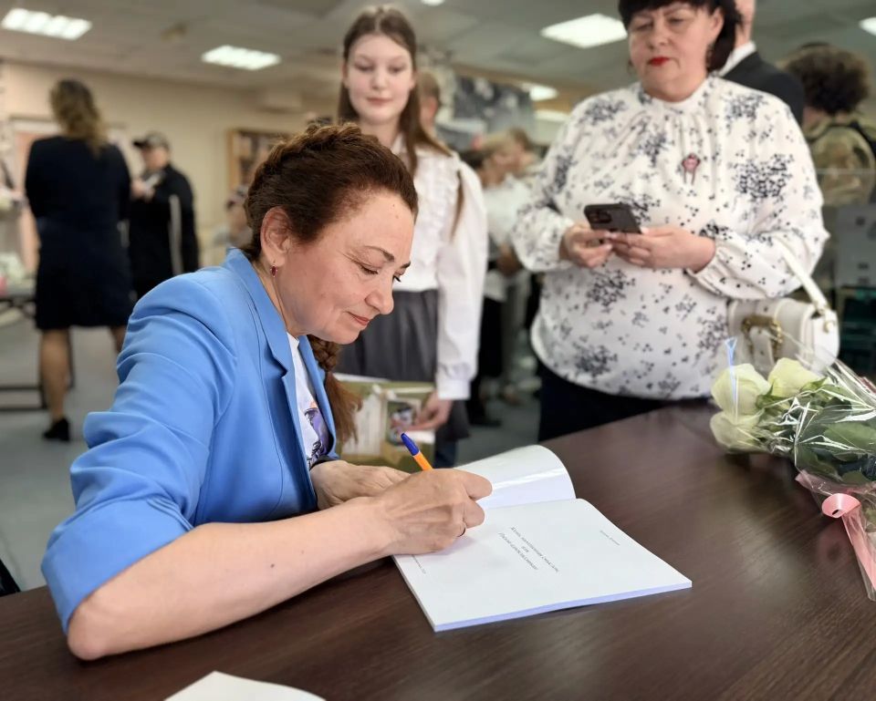 В Центральной городской библиотеке им. М.К. Анисимковой состоялась презентация книги писательницы Татьяны Думенко «Жизнь, наполненная смыслом, или Письма одноклассникам» В Центральной городской библиотеке им. М.К. Анисимковой состоялась презентация книги писательницы Татьяны Думенко «Жизнь, наполненная смыслом, или Письма одноклассникам»