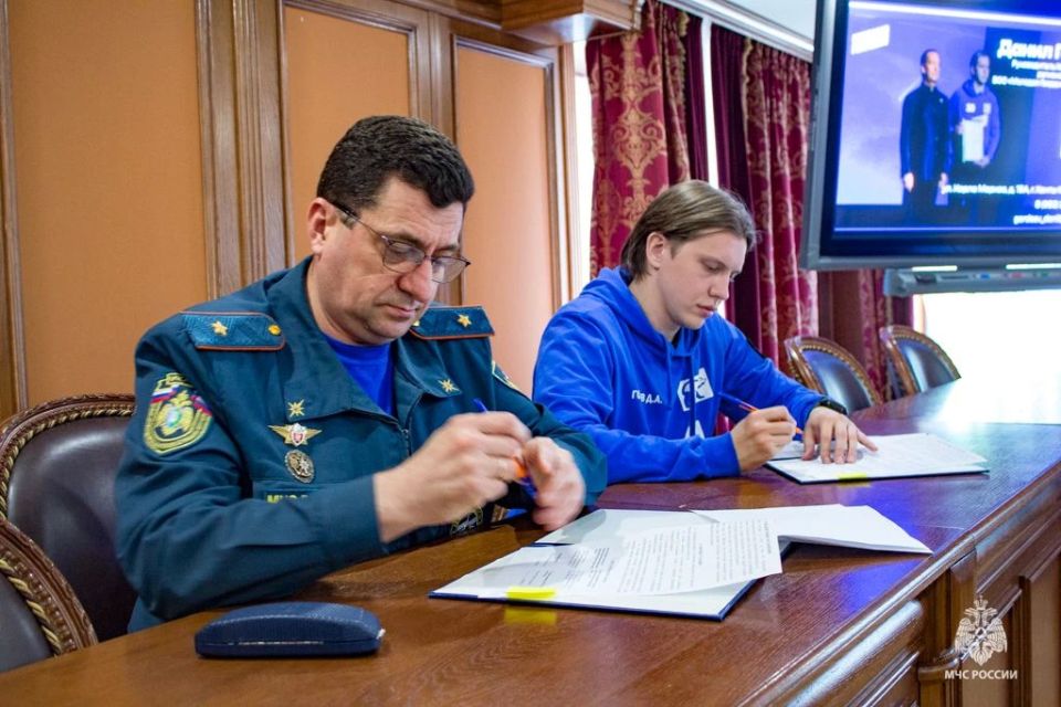 Главное управление МЧС России по Югре и «Молодая Гвардия» заключили соглашение о сотрудничестве Главное управление МЧС России по Югре и «Молодая Гвардия» заключили соглашение о сотрудничестве