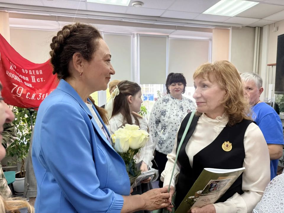 В Центральной городской библиотеке им. М.К. Анисимковой состоялась презентация книги писательницы Татьяны Думенко «Жизнь, наполненная смыслом, или Письма одноклассникам» В Центральной городской библиотеке им. М.К. Анисимковой состоялась презентация книги писательницы Татьяны Думенко «Жизнь, наполненная смыслом, или Письма одноклассникам»