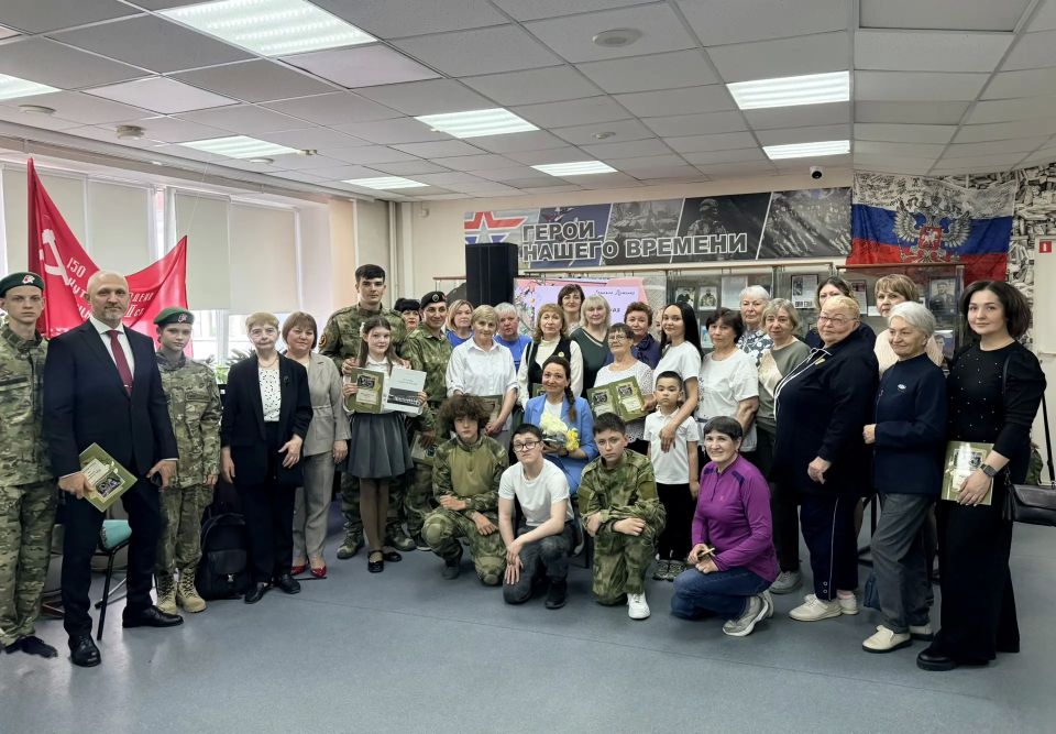 В Центральной городской библиотеке им. М.К. Анисимковой состоялась презентация книги писательницы Татьяны Думенко «Жизнь, наполненная смыслом, или Письма одноклассникам» В Центральной городской библиотеке им. М.К. Анисимковой состоялась презентация книги писательницы Татьяны Думенко «Жизнь, наполненная смыслом, или Письма одноклассникам»