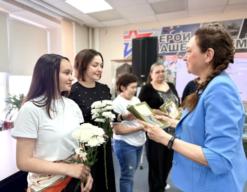В Центральной городской библиотеке им. М.К. Анисимковой состоялась презентация книги писательницы Татьяны Думенко «Жизнь, наполненная смыслом, или Письма одноклассникам» В Центральной городской библиотеке им. М.К. Анисимковой состоялась презентация книги писательницы Татьяны Думенко «Жизнь, наполненная смыслом, или Письма одноклассникам»