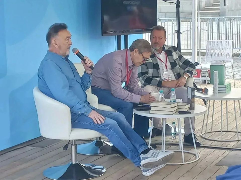 Литературу Югры представили на главной книжной площадке страны Литературу Югры представили на главной книжной площадке страны