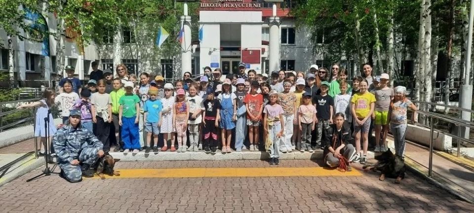 В Нижневартовске кинологи продемонстрировали навыки служебных собак воспитанникам детского лагеря В Нижневартовске кинологи продемонстрировали навыки служебных собак воспитанникам детского лагеря