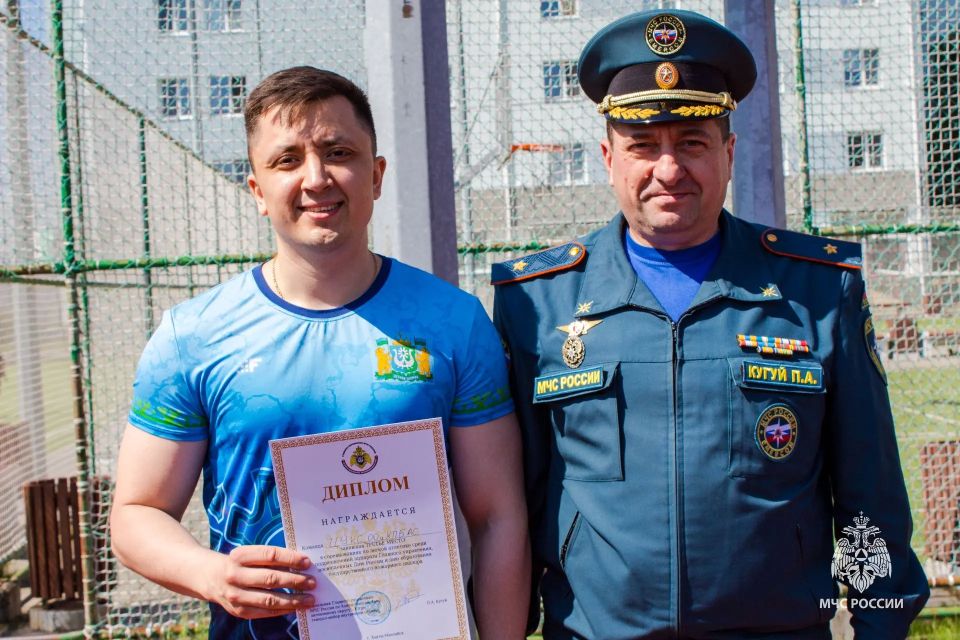 Сотрудники МЧС Югры поборолись за победу в легкоатлетической эстафете Сотрудники МЧС Югры поборолись за победу в легкоатлетической эстафете
