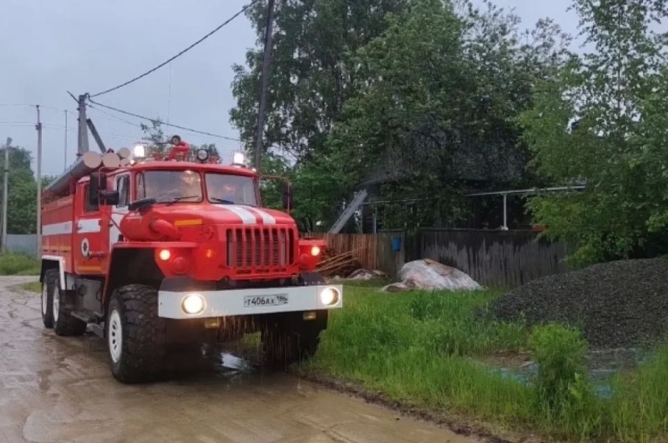 В Югре в поселке Пионерский во время пожара в жилом доме погибла женщина