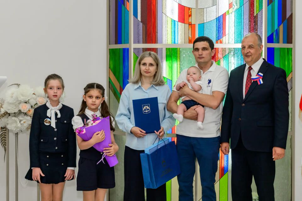 Председатель Думы города Ханты-Мансийска Константин Пенчуков принял участие в торжественной церемонии чествования многодетных семей города Ханты-Мансийска, где в начале года появились новорожденные малыши