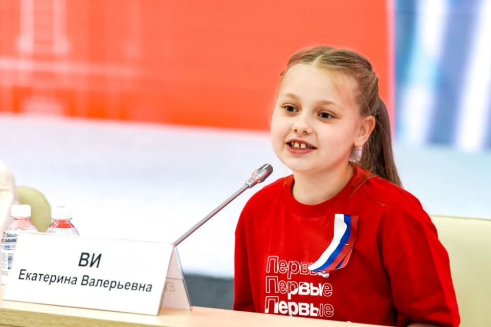 Руслан Кухарук вручил паспорта юным активистам Движения Первых Руслан Кухарук вручил паспорта юным активистам Движения Первых