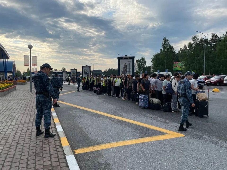 Из Югры выдворили 59 мигрантов Из Югры выдворили 59 мигрантов