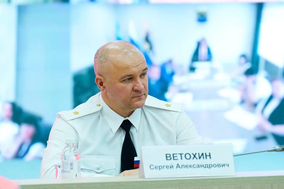 Накануне главного праздника страны в Национальном центре «Россия» десять юных югорчан получили свой главный документ Накануне главного праздника страны в Национальном центре «Россия» десять юных югорчан получили свой главный документ