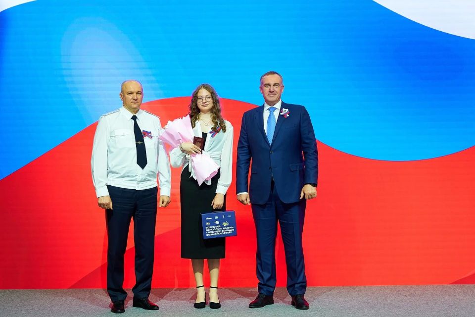 В Югре в рамках Всероссийской акции «Мы - граждане России» прошла торжественная церемония вручения первых паспортов юным жителям региона В Югре в рамках Всероссийской акции «Мы - граждане России» прошла торжественная церемония вручения первых паспортов юным жителям региона