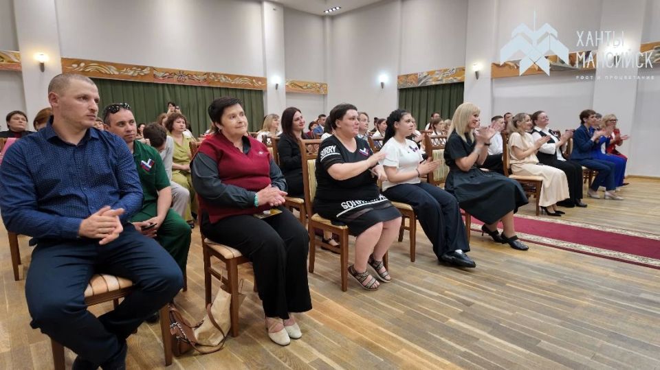 В КДЦ «Октябрь» прошла торжественная церемония чествования жителей Ханты-Мансийска, приуроченная ко дню России и Дню города В КДЦ «Октябрь» прошла торжественная церемония чествования жителей Ханты-Мансийска, приуроченная ко дню России и Дню города
