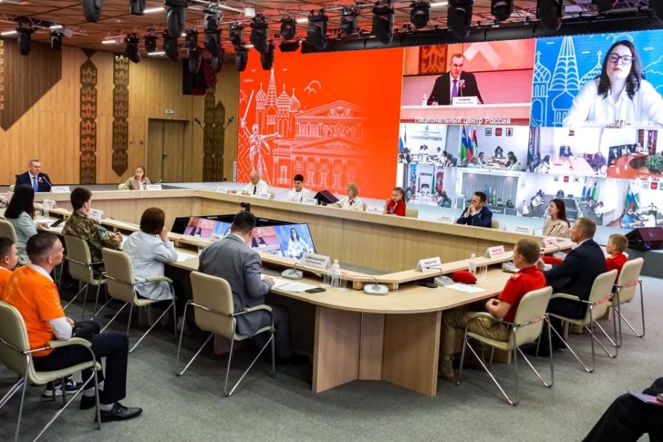 Руслан Кухарук вручил паспорта юным активистам Движения Первых Руслан Кухарук вручил паспорта юным активистам Движения Первых