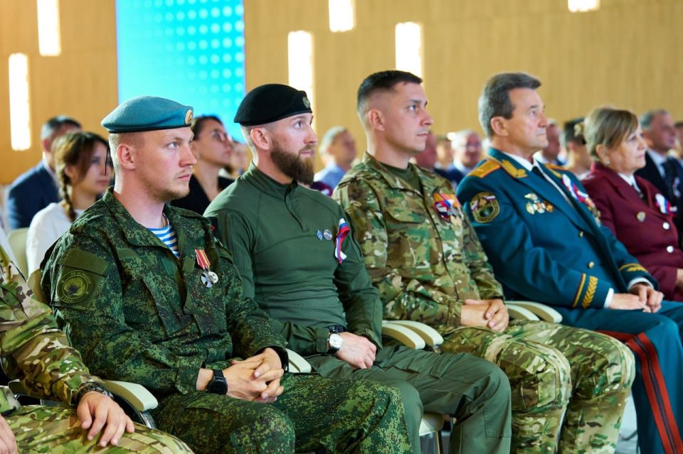 Губернатор Югры вручил жителям региона государственные и окружные награды Губернатор Югры вручил жителям региона государственные и окружные награды