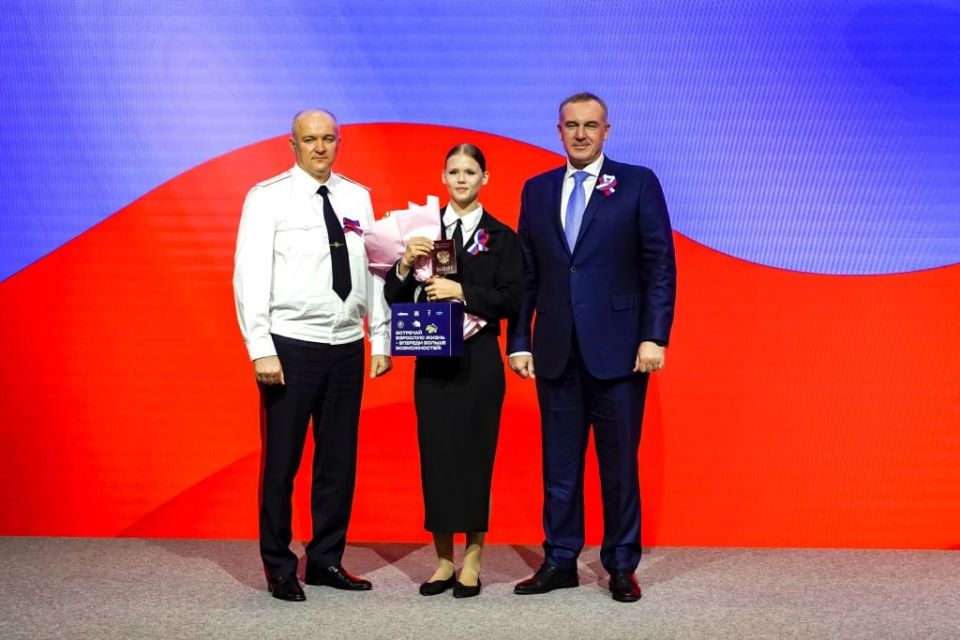 Руслан Кухарук вручил паспорта юным активистам Движения Первых Руслан Кухарук вручил паспорта юным активистам Движения Первых