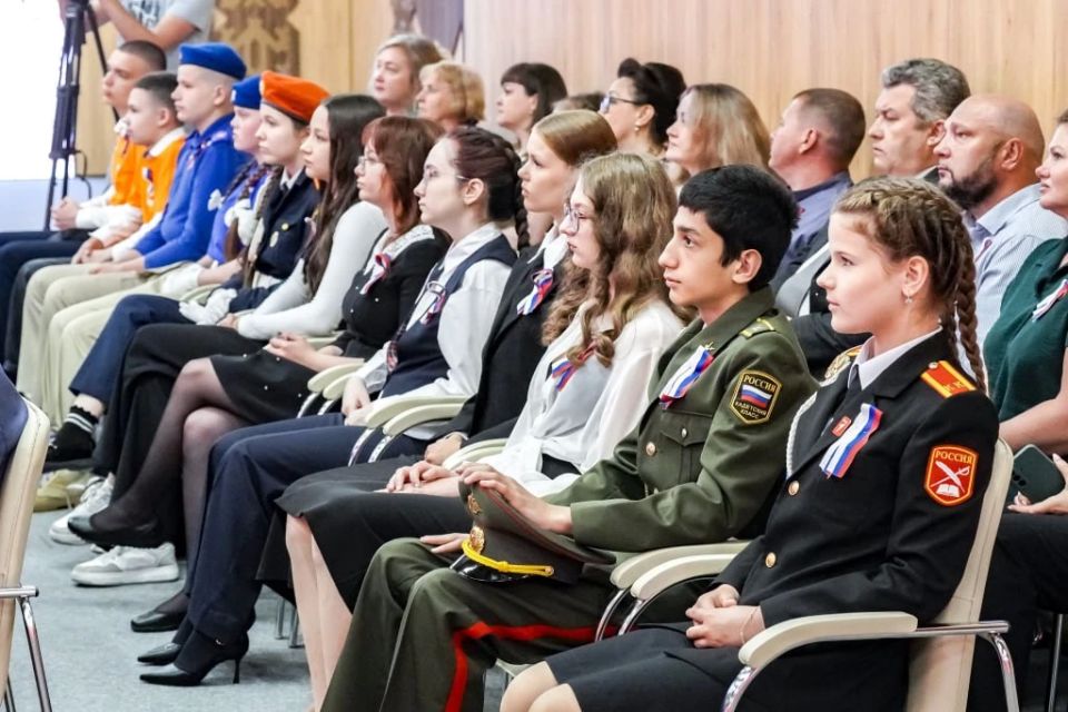 Руслан Кухарук вручил паспорта юным активистам Движения Первых Руслан Кухарук вручил паспорта юным активистам Движения Первых