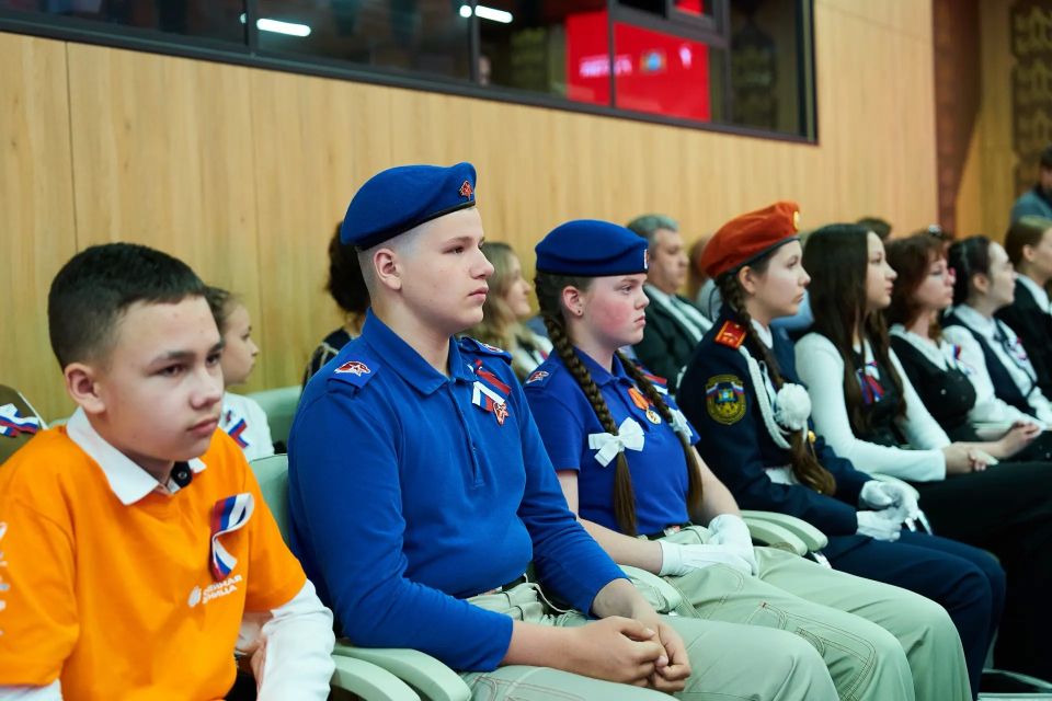 Накануне главного праздника страны в Национальном центре «Россия» десять юных югорчан получили свой главный документ Накануне главного праздника страны в Национальном центре «Россия» десять юных югорчан получили свой главный документ