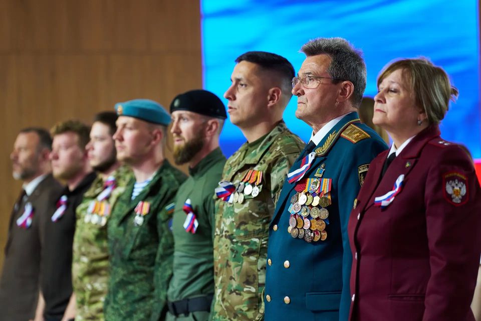 В преддверии Дня России югорчан отметили государственными наградами В преддверии Дня России югорчан отметили государственными наградами