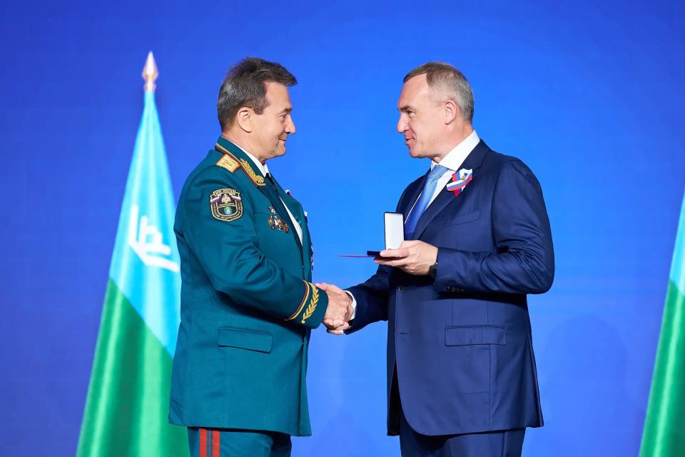 В преддверии Дня России югорчан отметили государственными наградами В преддверии Дня России югорчан отметили государственными наградами