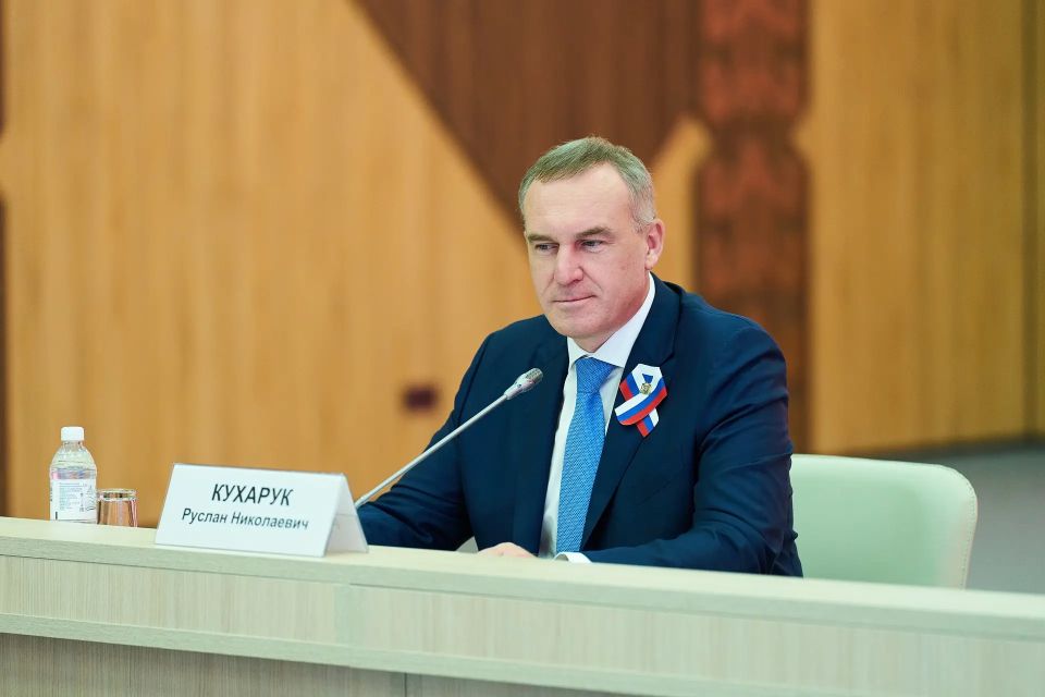 Накануне главного праздника страны в Национальном центре «Россия» десять юных югорчан получили свой главный документ Накануне главного праздника страны в Национальном центре «Россия» десять юных югорчан получили свой главный документ