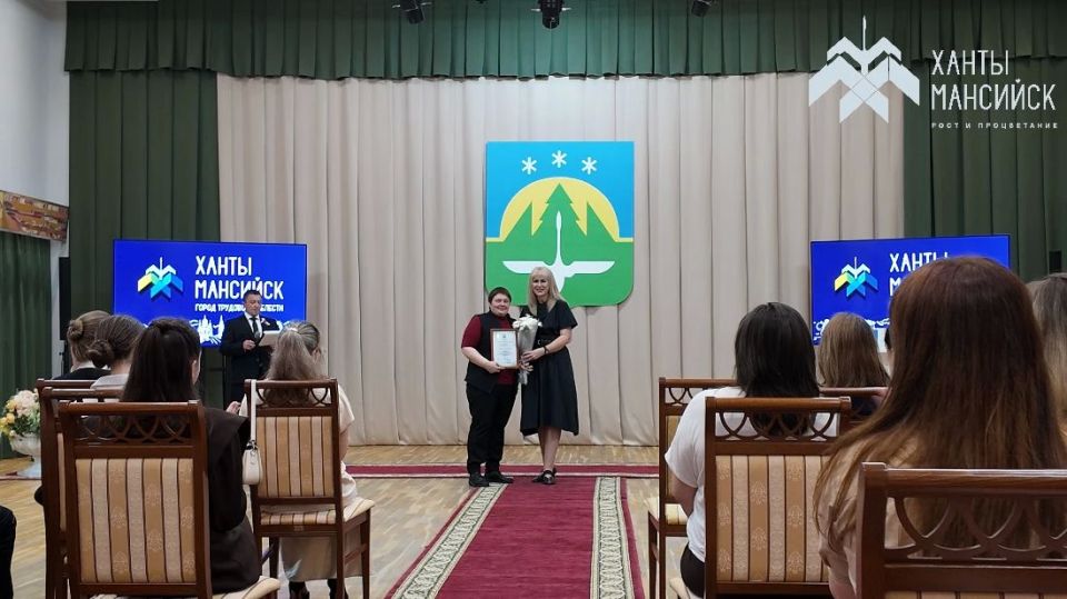 В КДЦ «Октябрь» прошла торжественная церемония чествования жителей Ханты-Мансийска, приуроченная ко дню России и Дню города В КДЦ «Октябрь» прошла торжественная церемония чествования жителей Ханты-Мансийска, приуроченная ко дню России и Дню города