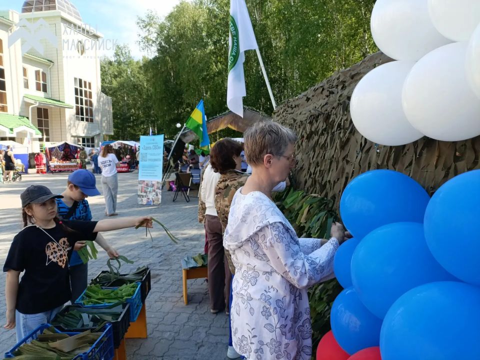Одна из площадок праздничных гуляний — благотворительная ярмарка в поддержку участников СВО Одна из площадок праздничных гуляний — благотворительная ярмарка в поддержку участников СВО