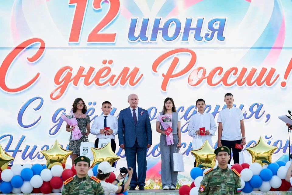 Жители Нижневартовского района получили заслуженные награды в День России Жители Нижневартовского района получили заслуженные награды в День России