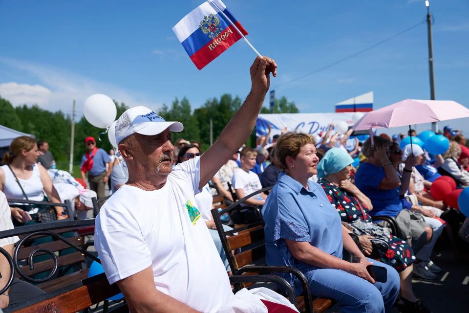 Жители Нижневартовского района получили заслуженные награды в День России Жители Нижневартовского района получили заслуженные награды в День России
