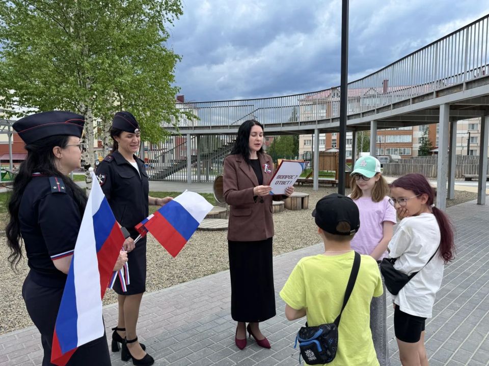 В рамках празднования Дня России в Белоярском прошла праздничная акция с викториной о стране В рамках празднования Дня России в Белоярском прошла праздничная акция с викториной о стране