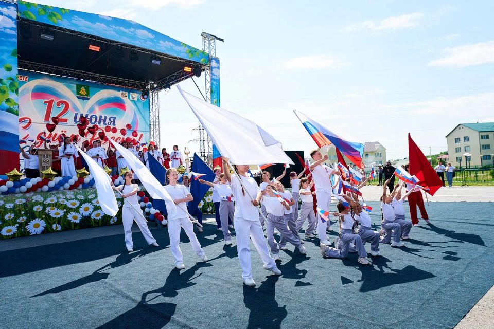Руслан Кухарук: День России и 98летие Нижневартовского района встретили с жителями муниципалитета ярко и дружно! Руслан Кухарук: День России и 98летие Нижневартовского района встретили с жителями муниципалитета ярко и дружно!