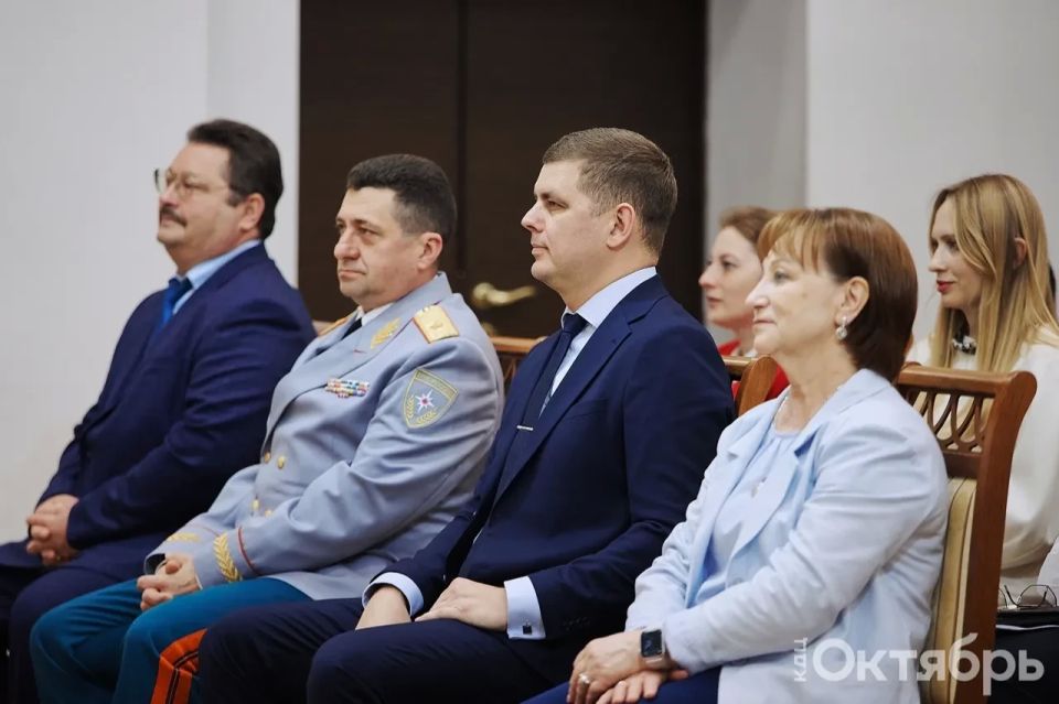 Накануне Дня России и Дня города Ханты-Мансийска жители Ханты-Мансийска отмечены почетными наградами Накануне Дня России и Дня города Ханты-Мансийска жители Ханты-Мансийска отмечены почетными наградами