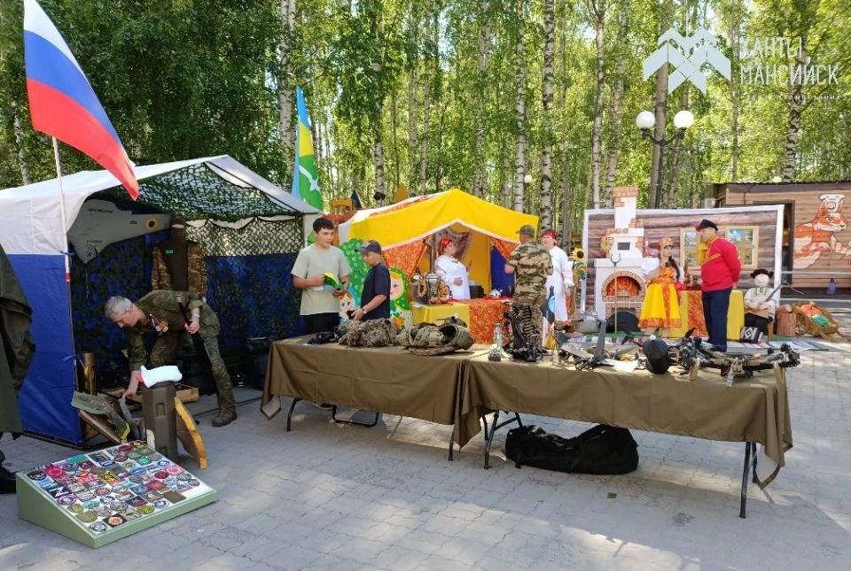 Одна из площадок праздничных гуляний — благотворительная ярмарка в поддержку участников СВО Одна из площадок праздничных гуляний — благотворительная ярмарка в поддержку участников СВО
