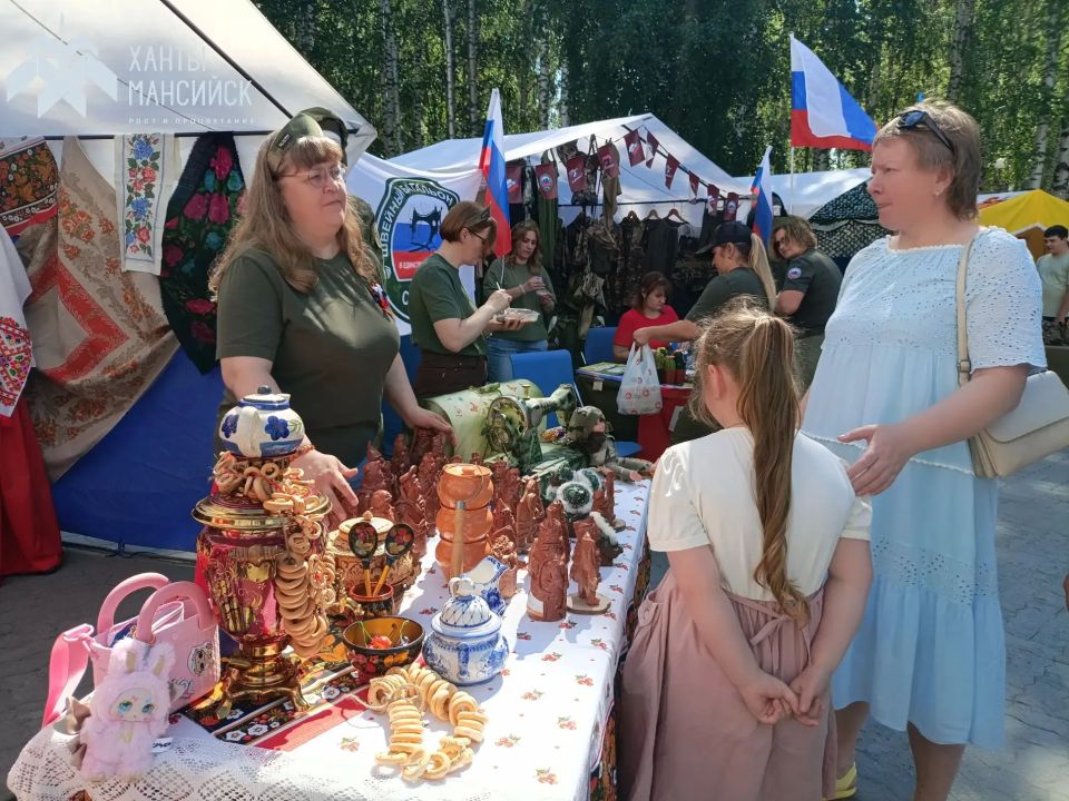 Одна из площадок праздничных гуляний — благотворительная ярмарка в поддержку участников СВО Одна из площадок праздничных гуляний — благотворительная ярмарка в поддержку участников СВО