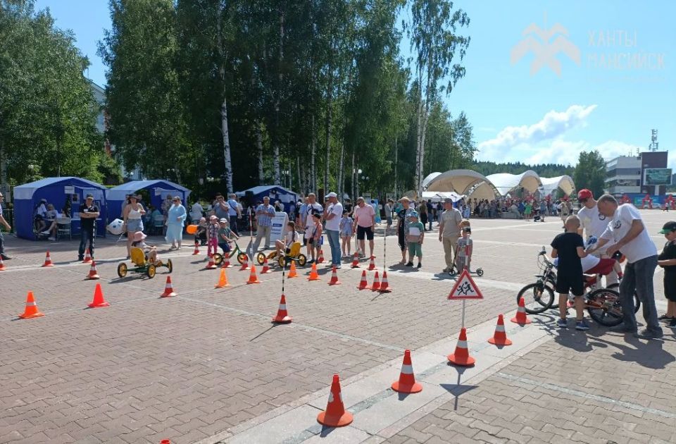 На Центральной площади Ханты-Мансийска для самых маленьких жителей работают мастер-классы и фотозоны На Центральной площади Ханты-Мансийска для самых маленьких жителей работают мастер-классы и фотозоны