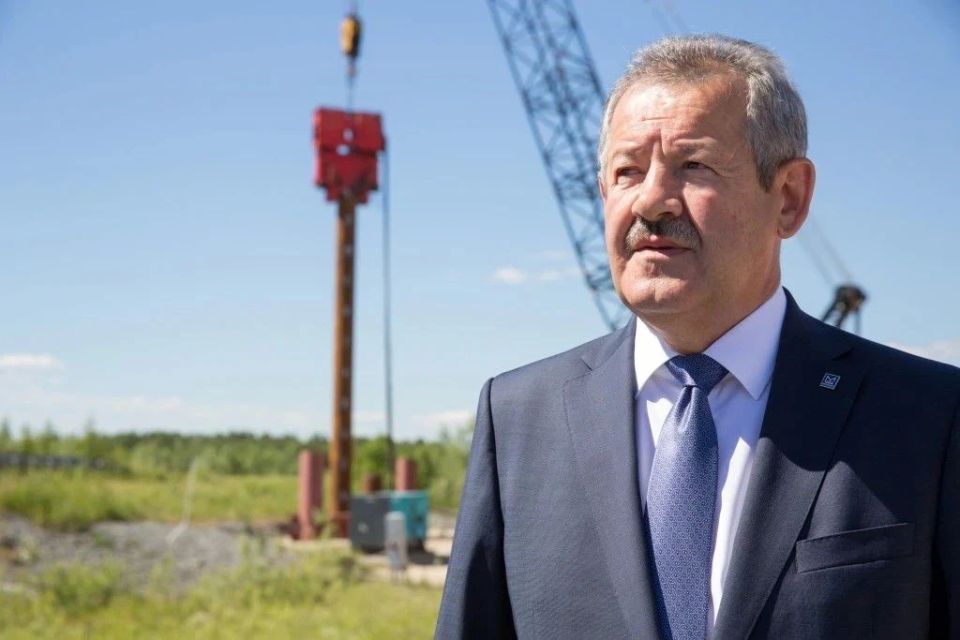 Президент России Владимир Путин вручил золотую медаль «Герой Труда Российской Федерации» Николаю Руссу Президент России Владимир Путин вручил золотую медаль «Герой Труда Российской Федерации» Николаю Руссу