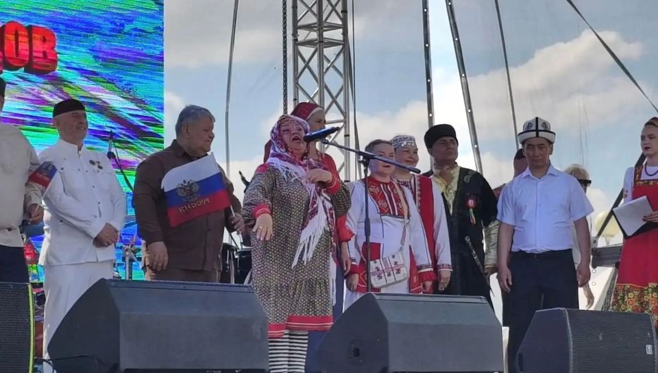 Один из самых любимых праздников Нижневартовска - "Дружба народов" состоялся на набережной Оби Один из самых любимых праздников Нижневартовска - "Дружба народов" состоялся на набережной Оби