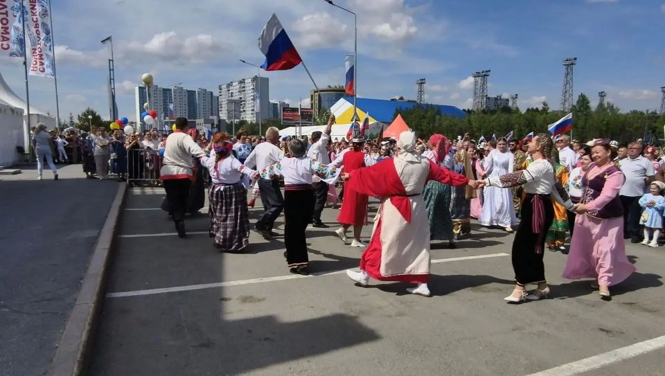 Один из самых любимых праздников Нижневартовска - "Дружба народов" состоялся на набережной Оби Один из самых любимых праздников Нижневартовска - "Дружба народов" состоялся на набережной Оби
