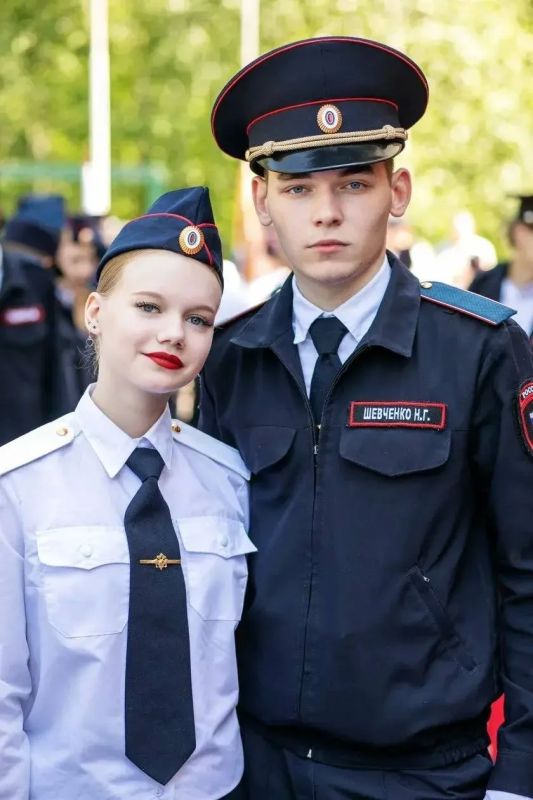 Полицейские Сургутского района приняли участие в конкурсе строя и песни среди студентов Полицейские Сургутского района приняли участие в конкурсе строя и песни среди студентов