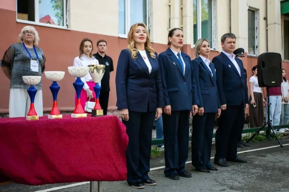 Полицейские Сургутского района приняли участие в конкурсе строя и песни среди студентов Полицейские Сургутского района приняли участие в конкурсе строя и песни среди студентов
