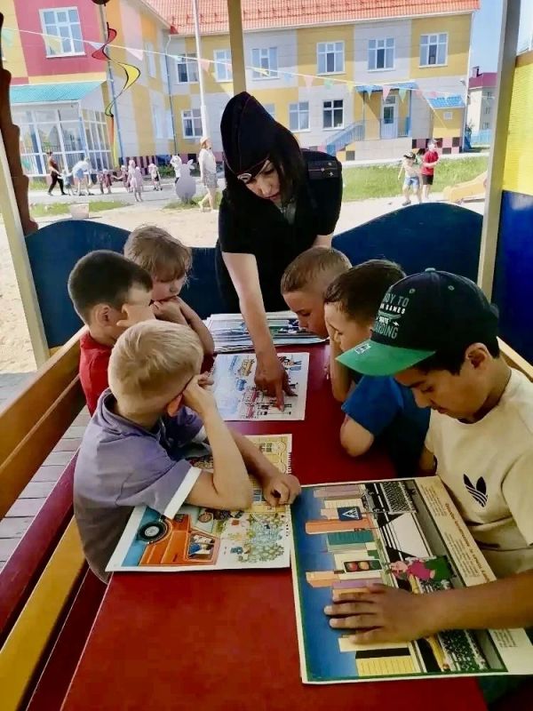 Профилактическая работа госавтоинспекторов с детьми в пришкольных лагерях — это приоритетное направление деятельности Госавтоинспекции, особенно в период летних каникул, когда юные участники дорожного движения чаще... Профилактическая работа госавтоинспекторов с детьми в пришкольных лагерях — это приоритетное направление деятельности Госавтоинспекции, особенно в период летних каникул, когда юные участники дорожного движения чаще...