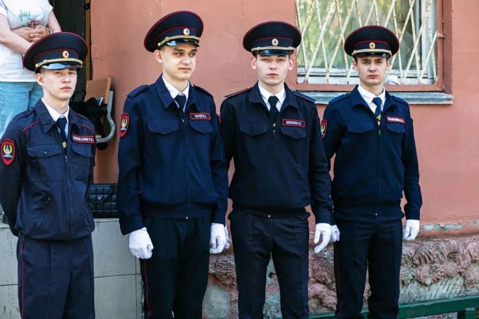 Полицейские Сургутского района приняли участие в конкурсе строя и песни среди студентов Полицейские Сургутского района приняли участие в конкурсе строя и песни среди студентов
