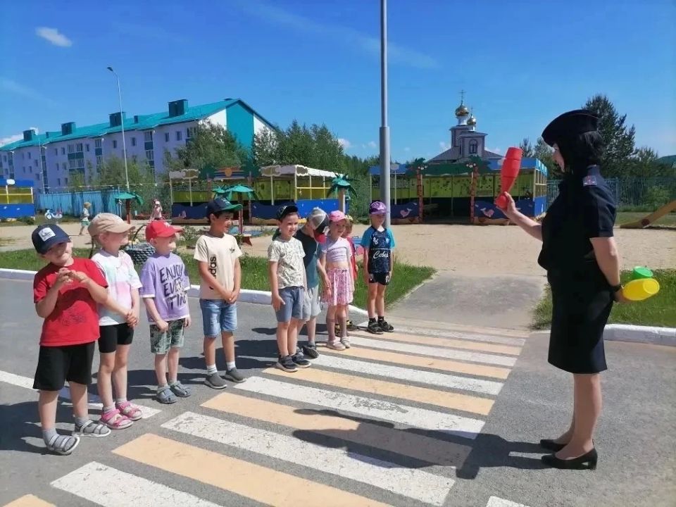 Профилактическая работа госавтоинспекторов с детьми в пришкольных лагерях — это приоритетное направление деятельности Госавтоинспекции, особенно в период летних каникул, когда юные участники дорожного движения чаще... Профилактическая работа госавтоинспекторов с детьми в пришкольных лагерях — это приоритетное направление деятельности Госавтоинспекции, особенно в период летних каникул, когда юные участники дорожного движения чаще...