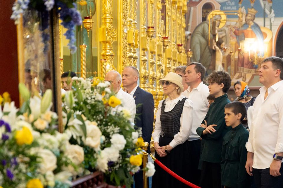 Восемь тысяч сургутян приложились к чудотворной Феодоровской иконе Божией Матери Восемь тысяч сургутян приложились к чудотворной Феодоровской иконе Божией Матери