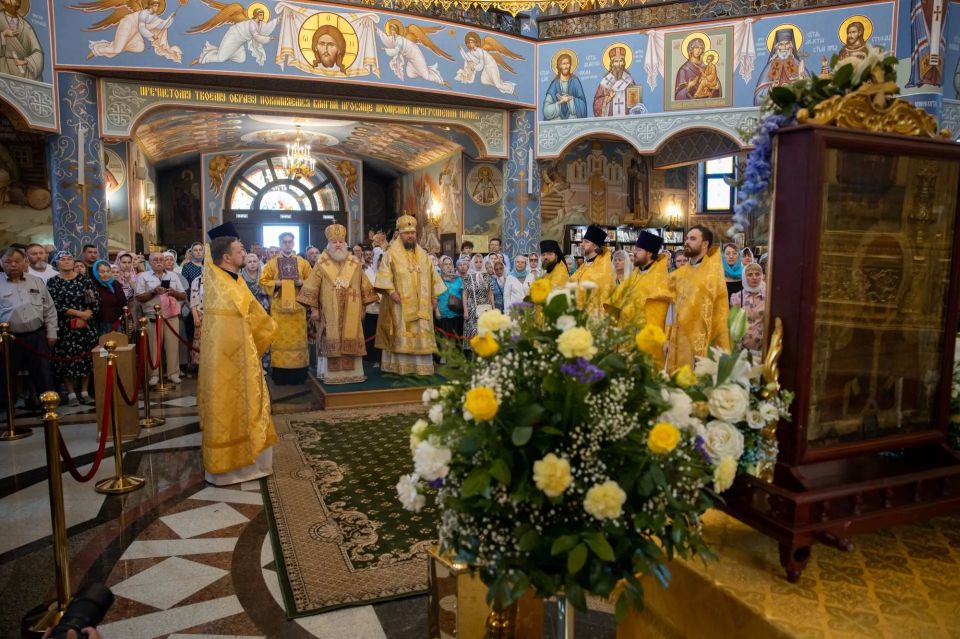 Восемь тысяч сургутян приложились к чудотворной Феодоровской иконе Божией Матери Восемь тысяч сургутян приложились к чудотворной Феодоровской иконе Божией Матери