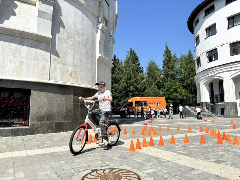 В Югре проходят увлекательные мероприятия по безопасности дорожного движения В Югре проходят увлекательные мероприятия по безопасности дорожного движения