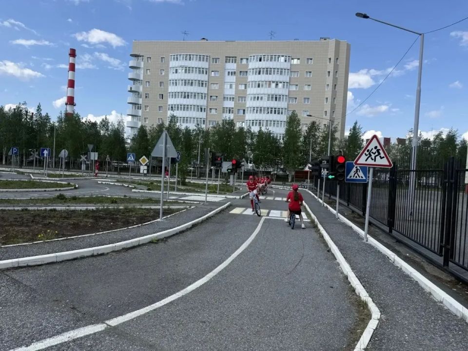 В Югре проходят увлекательные мероприятия по безопасности дорожного движения В Югре проходят увлекательные мероприятия по безопасности дорожного движения