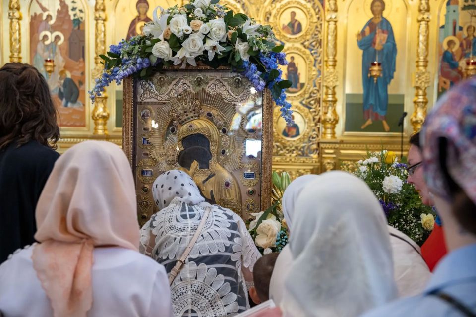 Восемь тысяч сургутян приложились к чудотворной Феодоровской иконе Божией Матери Восемь тысяч сургутян приложились к чудотворной Феодоровской иконе Божией Матери