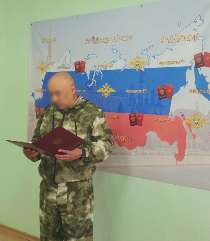 Полицейские Югры вручили российский паспорт уроженцу Таджикистана – участнику СВО Полицейские Югры вручили российский паспорт уроженцу Таджикистана – участнику СВО