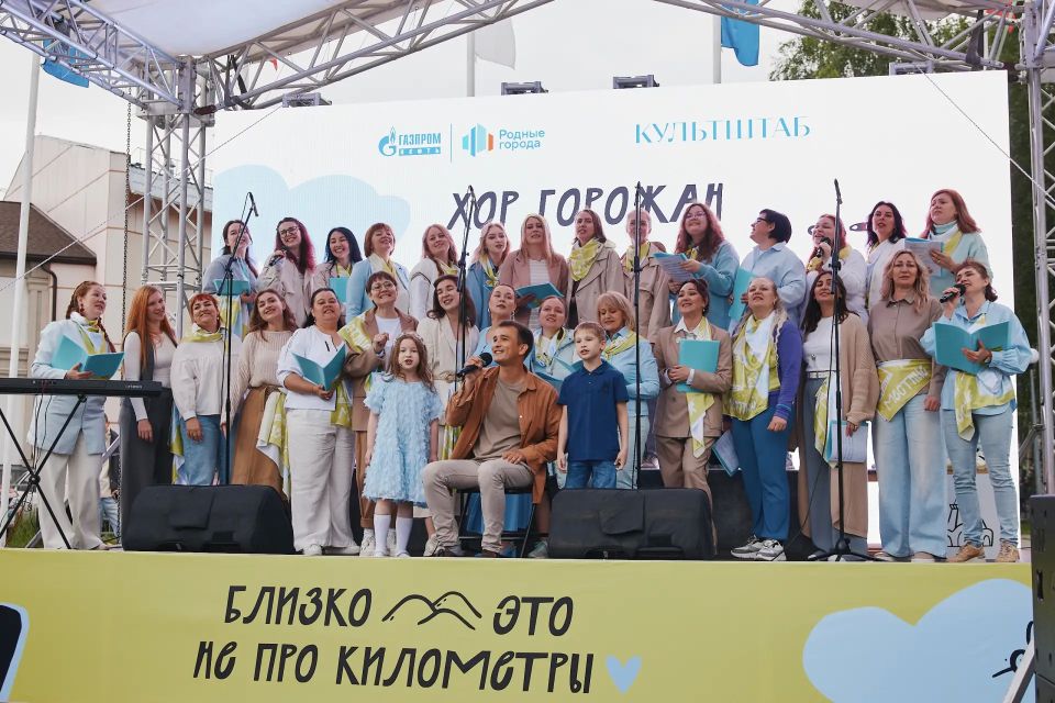 Здесь местные поют и создают настроение города Здесь местные поют и создают настроение города